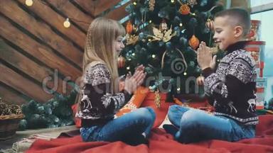 男孩和女孩笑的视频，一起玩乐趣，玩拍<strong>手游</strong>戏的木制圣诞<strong>背景</strong>。